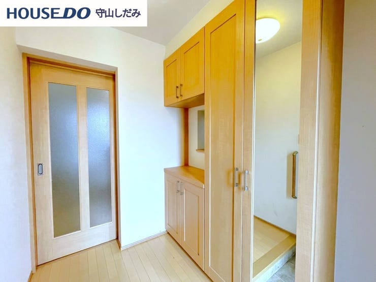 【玄関】帰宅時ホっと安心できる演出をそれぞれのご家庭好みにカスタマイズできます。そして大容量のシューズボックスがあります。可動棚付きなので背の高い靴も収納できます。すっきりした玄関で気持ちのいい朝を♪