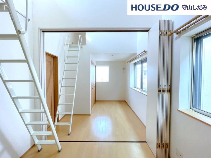 【洋室】扉を閉じれば2つに分けられる広い洋室。子どもの成長に合わせて間取りを変更できたり、一つを収納部屋にしたりと想像が膨らみます♪2面採光のため、日当たりも良好です!