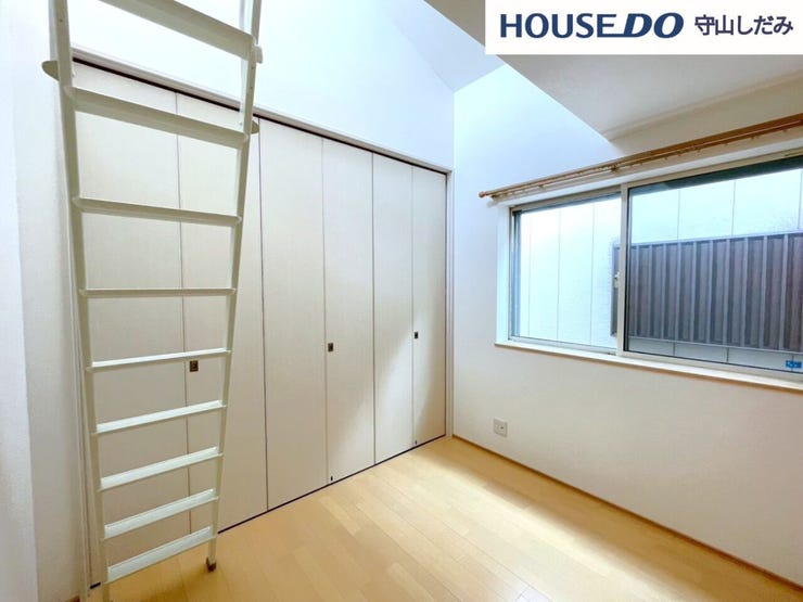 【洋室】お住まいになられる人数以上の部屋数は、お子様のお昼寝スペースや、家事スペース、来客用の個室にと、あると嬉しい空間。収納もあり、置き場所に困りがちな布団や季節ものの収納場所にも重宝します。