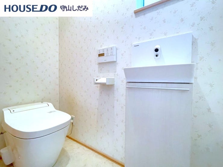 【2階トイレ】空気の換気と光の明るさに配慮した清潔感のあるトイレです。ご自分の好きなアロマや芳香剤を置いて落ち着く空間を演出するもの良いですね♪1人になれる空間ですから、リラックスしたいですね。