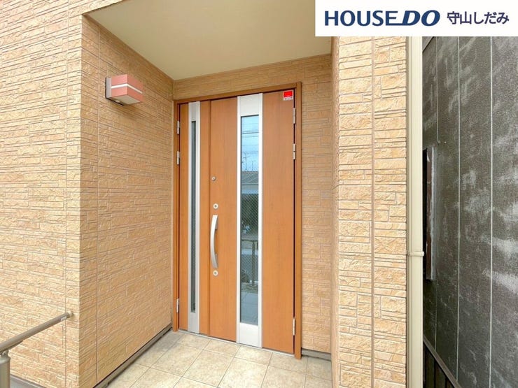 【エントランス】清潔なエントランスが迎えてくれる、上質な暮らしの始まり。落ち着いた雰囲気の中で、毎日が特別に感じられる空間。家に帰るたび、心地よい安心感を感じさせるエントランスで、暮らしがより豊かに。