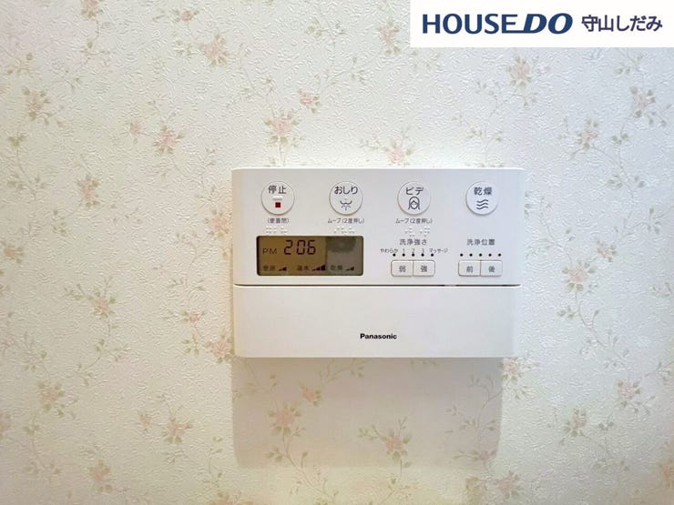 【温水洗浄便座付きトイレ】トイレは通年快適に使用できる、温水洗浄便座付き。各フロアにトイレが配置されているため、来客時も気兼ねなく使用できます。腰を掛けた際、ひんやりすることも御座いません。