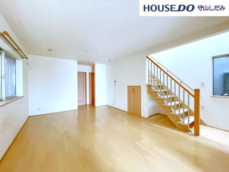 【リビング】
【リビングin階段】家族の絆を深める、開放感あふれるリビングイン階段。リビングと直結した階段は、家の中心に自然と人が集まり、家族団らんを促進します。家族との会話や笑顔が生まれる温かい空間です。