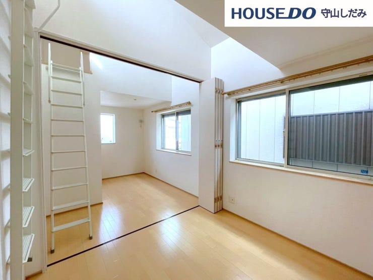 【洋室】扉を閉じれば2つに分けられる広い洋室。子どもの成長に合わせて間取りを変更できたり、一つを収納部屋にしたりと想像が膨らみます♪2面採光のため、日当たりも良好です!