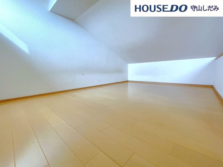 【ロフト】季節物の収納や趣味の場、お子さんの秘密基地など、多目的に活用できる空間のロフトスペースです。生活スペースをすっきり保ちながら、暮らしの幅を広げてくれる、うれしいプラスαの空間ですね♪