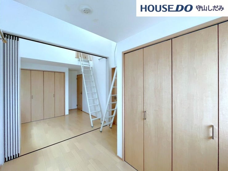 【洋室】扉を締めれば2つに分けられる広い洋室。子どもの成長に合わせて間取りを変更できたり、一つを収納部屋にしたりと想像が膨らみます♪2面採光のため、日当たりも良好です!