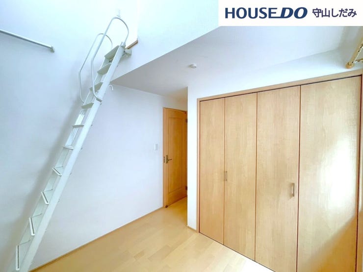 【洋室】多数の洋室があるため、それぞれ各部屋でプライベート空間をお楽しみいただけます。収納も完備しているのですっきりとしたお部屋でお寛ぎいただけます。2面採光のため、日当たりも良好です!