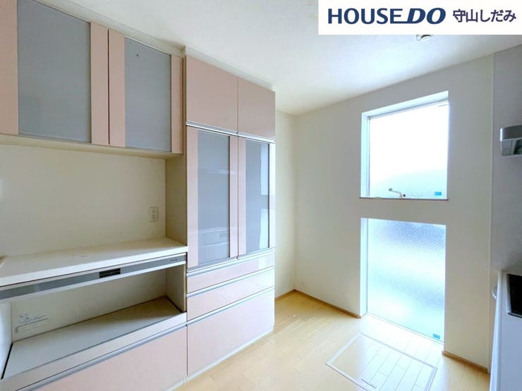 【背面スペース】背面の収納スペースも充分あるのですっきりとしたキッチンを保てそうです♪冷蔵庫や食器までの動線か短く、時短調理につながります!忙しい日々もストレスなくお料理できそうです。