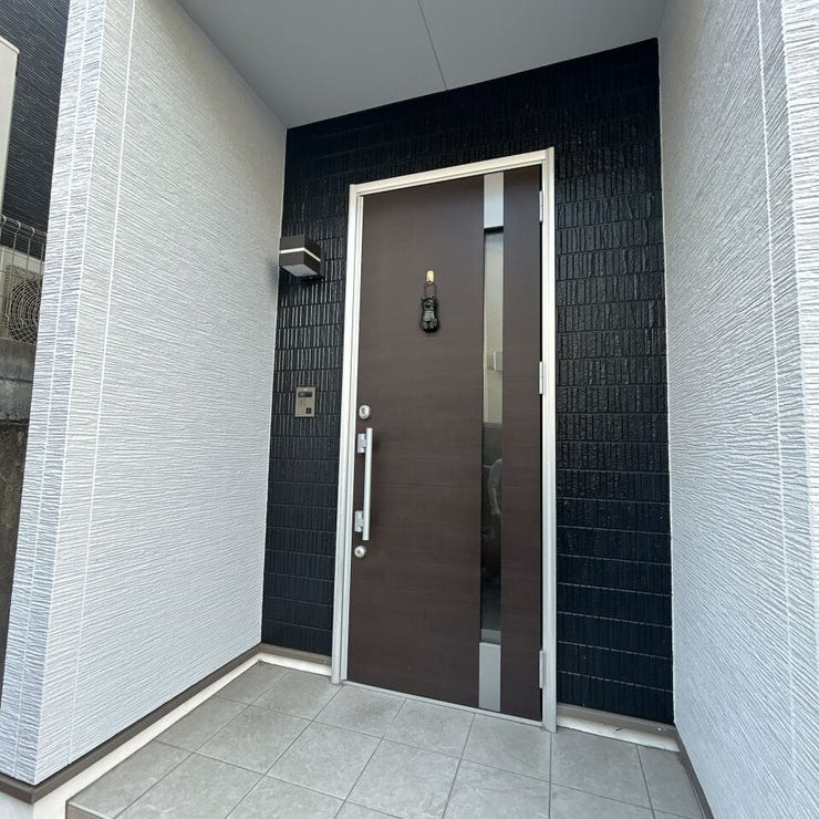 玄関。屋根がしっかりあり、お子様が雨の日でも充分傘をゆっくり広げることもできます。