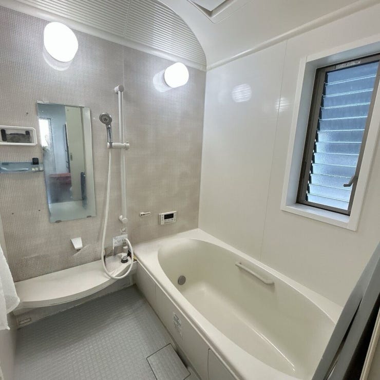 足を充分伸ばせるほどの浴槽は一日の疲れもすっきり。浴室の窓はお掃除時の換気はもちろん、朝風呂に入る時も暖かい陽射しが差し込み気持ちのいい朝を迎えられますね。