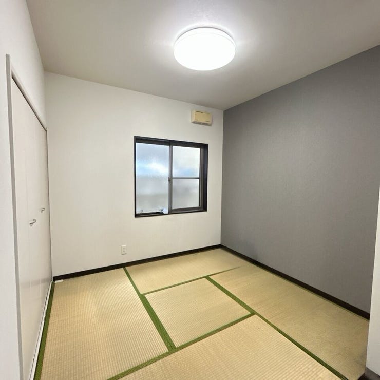 4.5帖の和室はアクセントカラーのお洒落なお部屋。収納スペースも充実しており、客間やちょっとしたお昼寝スペースとしてもおすすめです。