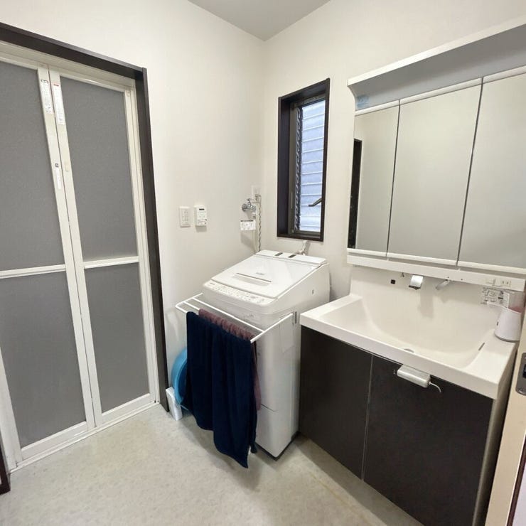 3面鏡の洗面台は朝の身だしなみチェックもばっちりです。余裕のあるスペースで、服の脱着もスムーズ!