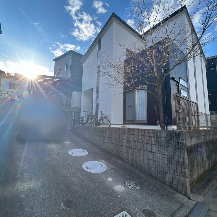 駐車は2台駐車できます。シンボルツリーが毎日お出迎え。落葉樹の為、季節によって表情を変える木に癒されますね。