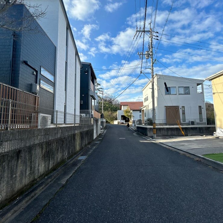 全面道路も広く、駐車も楽々!