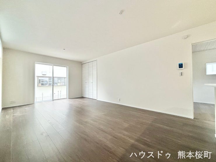 ■安らぎと笑顔の中心地■陽光が優しく降り注ぎ、会話が自然と弾む。ここでは、毎日が特別な時間へと変わります。