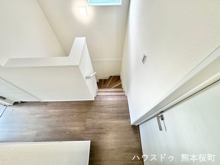 ■暮らしを繋ぐ、明るい動線■採光窓から光が差し込み、足元を優しく照らす。安全で快適な、家族の生活を支える縦の繋がりです。