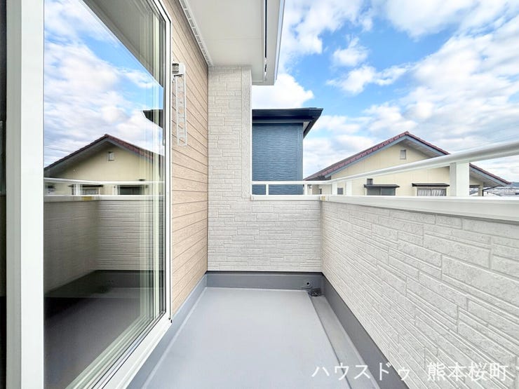 ■空の下の開放的な特等席■日光浴や読書、外の空気を感じながらリフレッシュ。暮らしを豊かにする、もう一つの心地よい空間です。