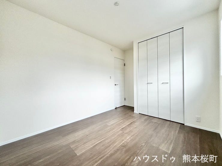 ■2階5.3帖洋室■寝室、書斎、趣味の部屋。家族の成長やライフスタイルに合わせ、様々な使い方ができる快適な空間です。