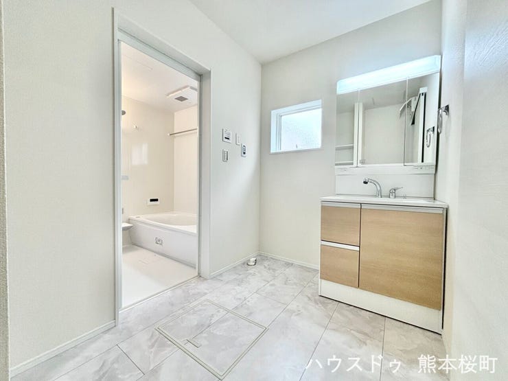 ■清々しいリフレッシュ空間■自分を磨き、気持ちを切り替える。心地よい光が差し込むプライベートスペース。