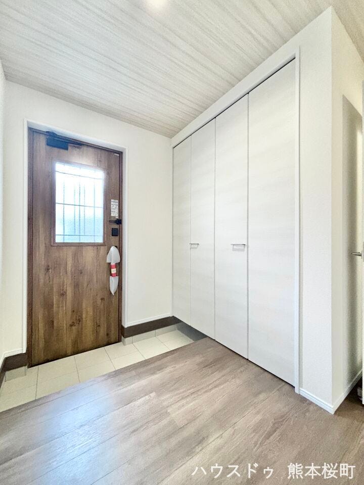 ■「ただいま」の安堵をくれる場所■訪れる人を迎え入れ、帰るたびにホッと一息つける、明るく機能的なエントランス。