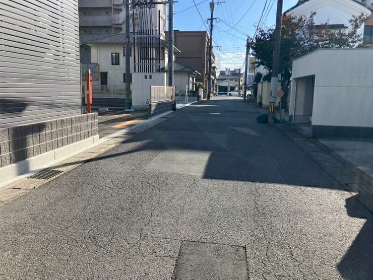 駐車場へ出入りしやすい背面道路!