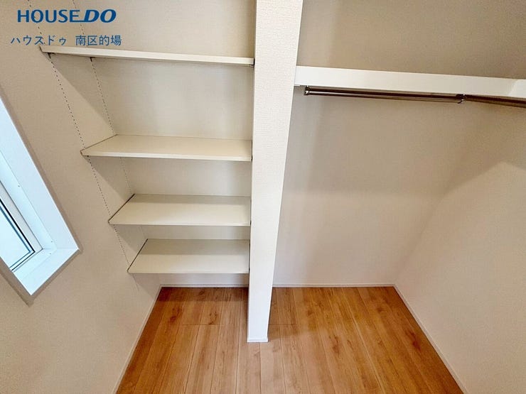 ウォークインクローゼットはお洋服はもちろんバッグや帽子を収納できる上部棚があり、たっぷりと収納できるのでシーズンごとに衣替えをする必要がありません。