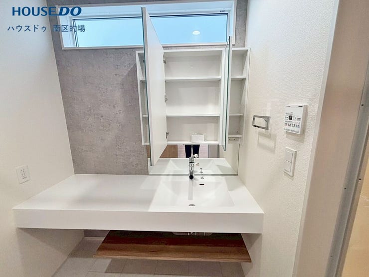 広めの洗面台は化粧品を横に並べてメイクをしたり、ドライヤーをさっと置くことができます。