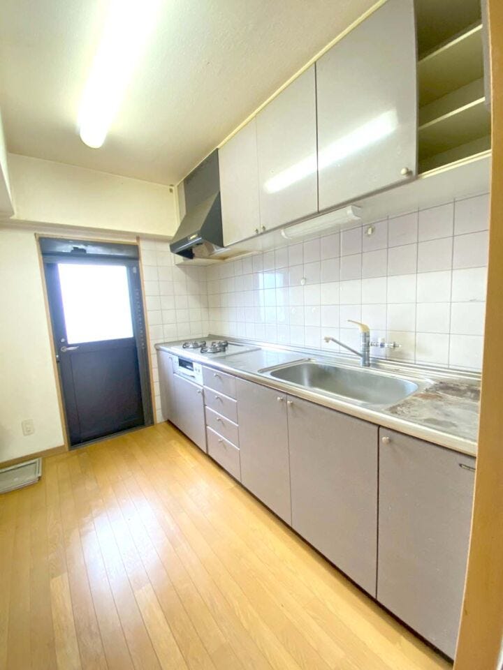 独立型キッチン♪勝手口もありゴミ出し便利です♪