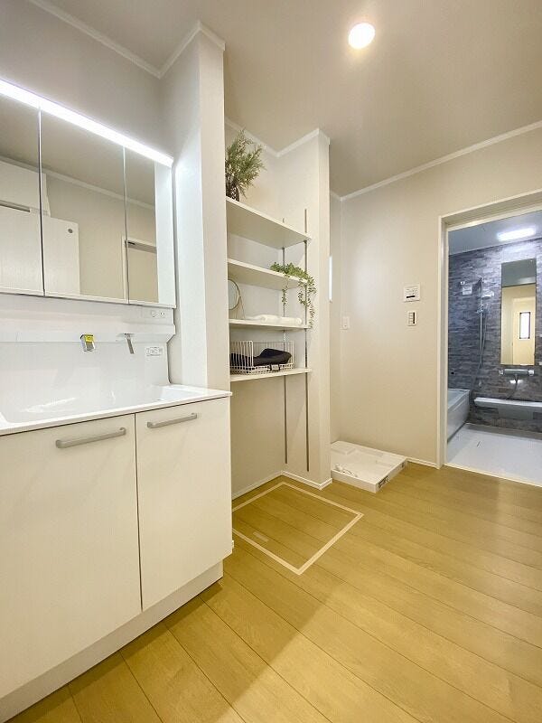 洗面ボウルが大きく作られており、使いやすさもお掃除のしやすさも◎。三面鏡の裏側に収納スペースを設置し化粧品や洗面小物などをすっきりと収納できます♪