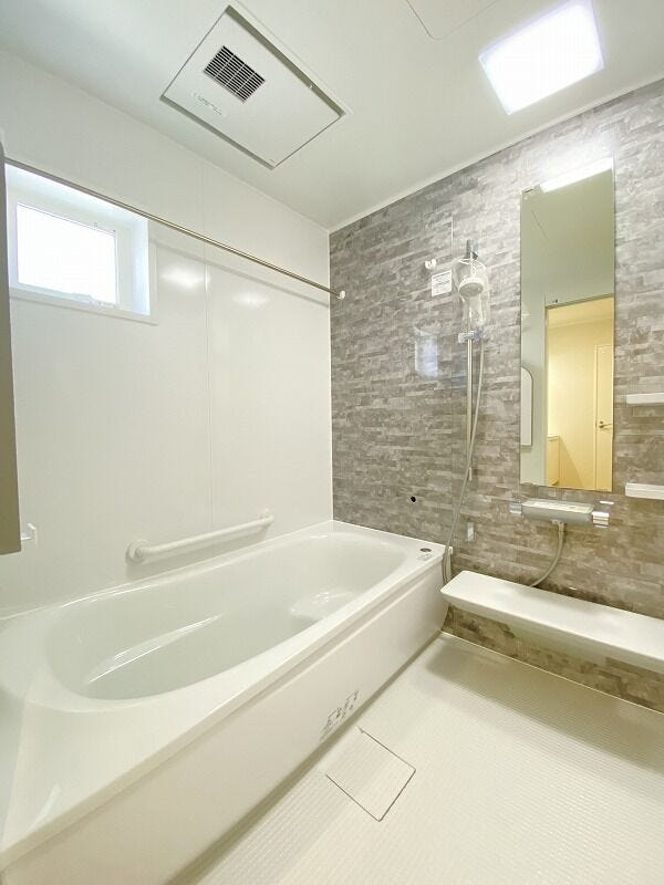 手足を伸ばしてゆったりと入ることのできる大きなバスタブ。肩までしっかりと浸かれば心身ともにリラックス♪