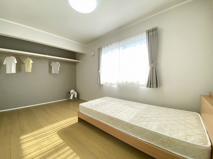シンプルに作られた洋室は、自分好みのインテリアでコーディネイトし癒しの空間作りに最適です。
