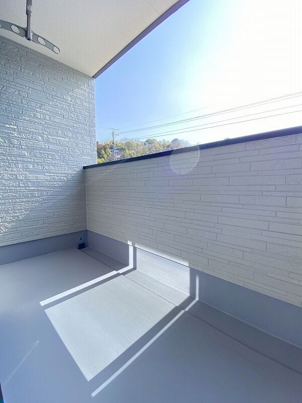 南向きのバルコニー♪太陽の光いっぱい浴びた洗濯物が気持ちがいいですね。