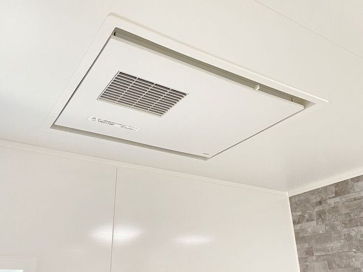 浴室暖房乾燥機付きで、ジメジメした季節や雨の日には、浴室内干しも可能!