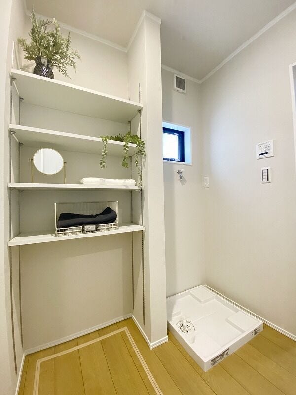 洗面所にある収納棚はご家族分のタオルや、ストック品の収納に大活躍です!