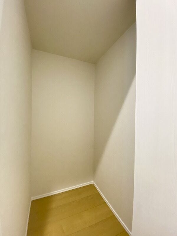 廊下に収納があります。1Fはお掃除道具や買い置きした日常品入れとして、2Fは季節物の衣類の収納としてなど、使い勝手自由な場所です。