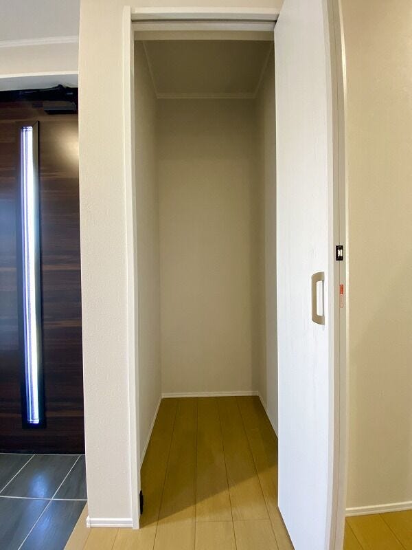 玄関近くの収納は外出時に必要なコートや帽子などを収納できて便利♪