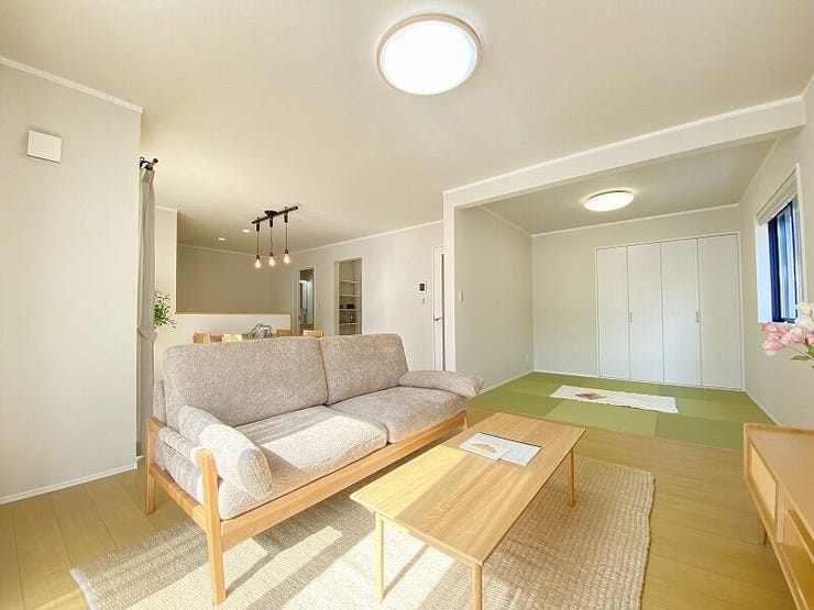 広々としたリビングはキッチンとリビングダイニングを隔てるものがなく、ご家族とのコミュニケーションもとりやすくなっています。