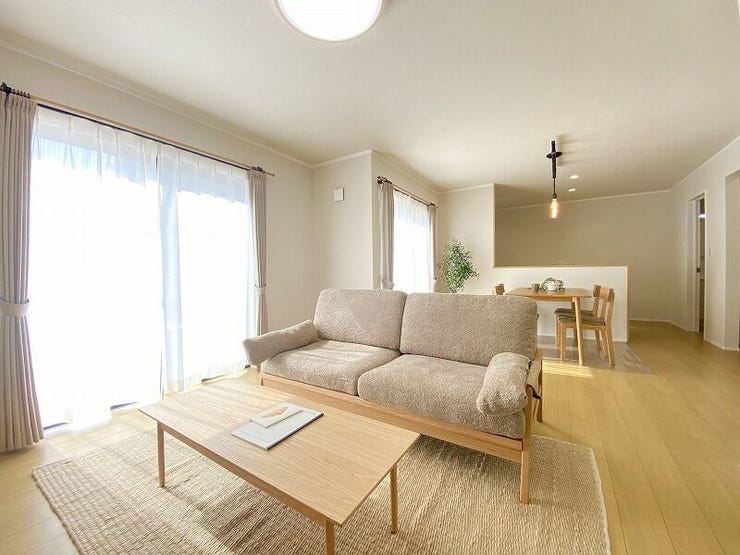 大きな窓が設けられ採光もしっかり取り入れられ、ご家族がゆっくりくつろぐ事ができる明るい温かみのあるリビングです。