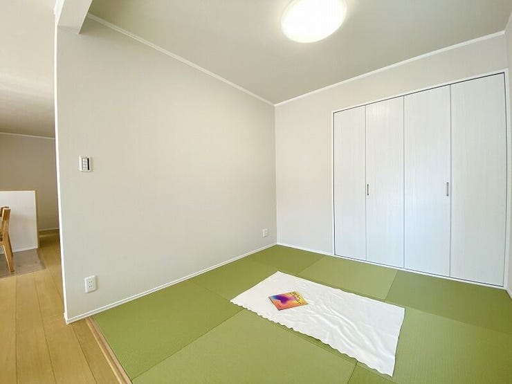 リビングから目が届く洋室は、お子様の遊び部屋・お昼寝スペースとして使うのもオススメです♪