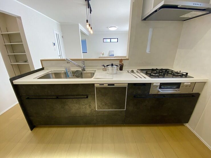 大きなシンクや広いワークトップでゆとりある空間。高級感あふれるキッチンは、見た目だけでなく機能性にも優れています。