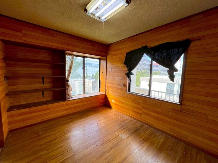 本などを置ける収納あります。