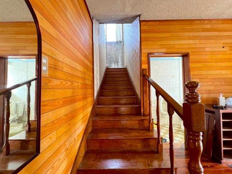 2階へ上がる階段。