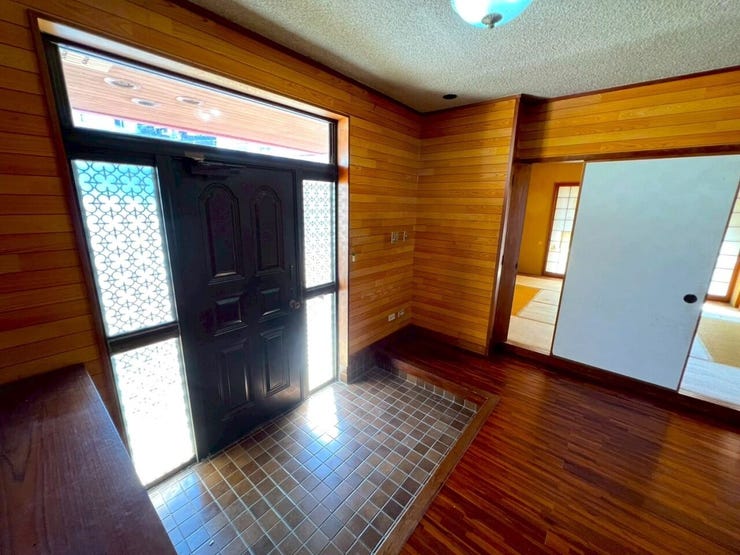 広い玄関。ゴルフバックや自転車などが置けます。