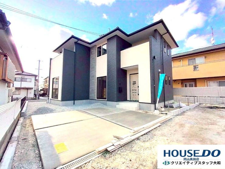 【外観】
外構工事完了前(2026年3月撮影)
駐車場2台分。バルコニーが2つあるお家です♪