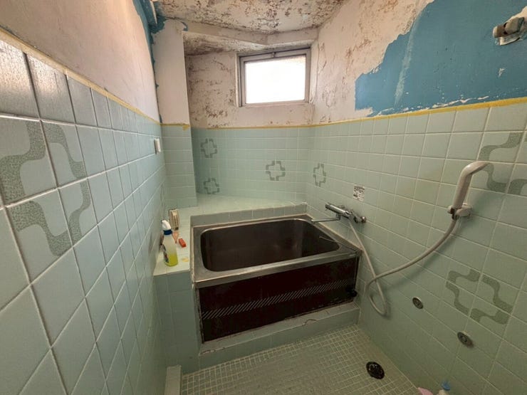 浴室には、小窓が付いていますので換気ができ、清潔感を保つことができます。1日の疲れを癒す空間はいつでも綺麗にしていたいですよね。