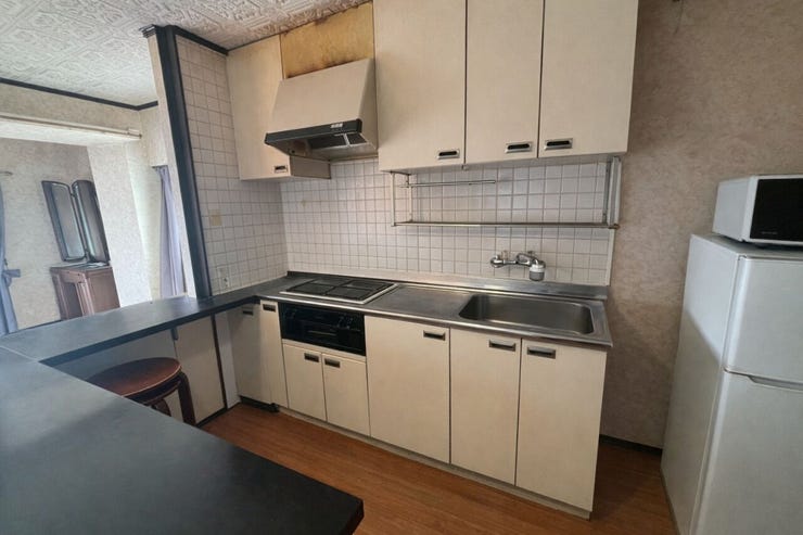 ■人気の対面カウンターキッチンです♪お料理しながらリビングでくつろぐ家族との会話を楽しめます。
※画像はAI加工により荷物等を消去しています。