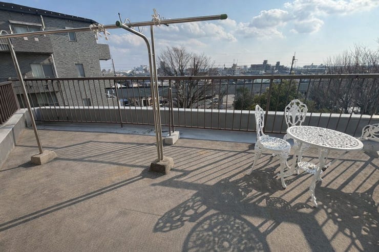 ■バルコニーが広いので、テーブルとイスを置いてアウトドアリビングとしてもお使いいただけます♪
※画像はAI加工により荷物等を消去しています。