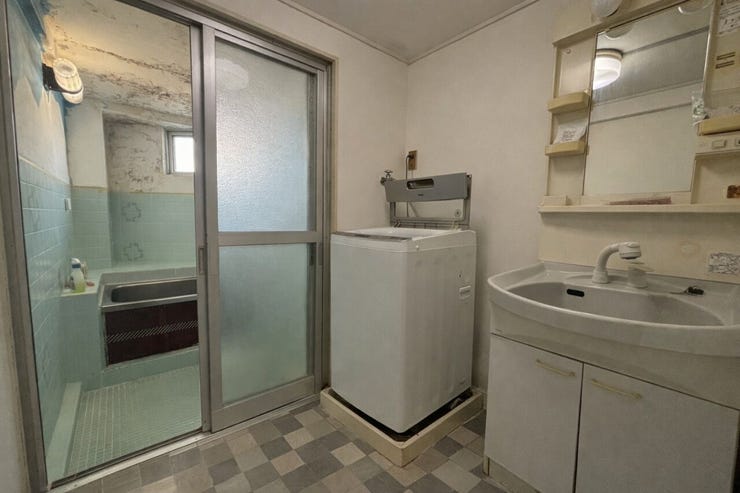 ■洗面所は、ゆったりとしたスペースになっていますので、忙しい朝も余裕を持って支度できます!
※画像はAI加工により荷物等を消去しています。