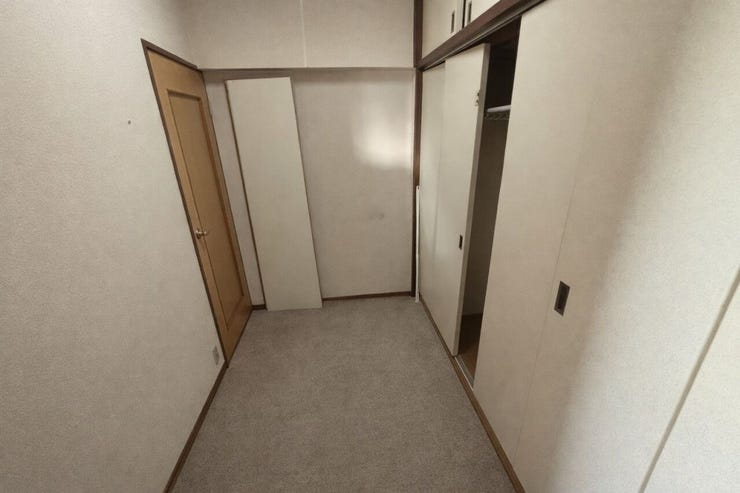 ■大型のクローゼットも付いているので、お部屋を最大限広くお使いいただけます。
※画像はAI加工により荷物等を消去しています。