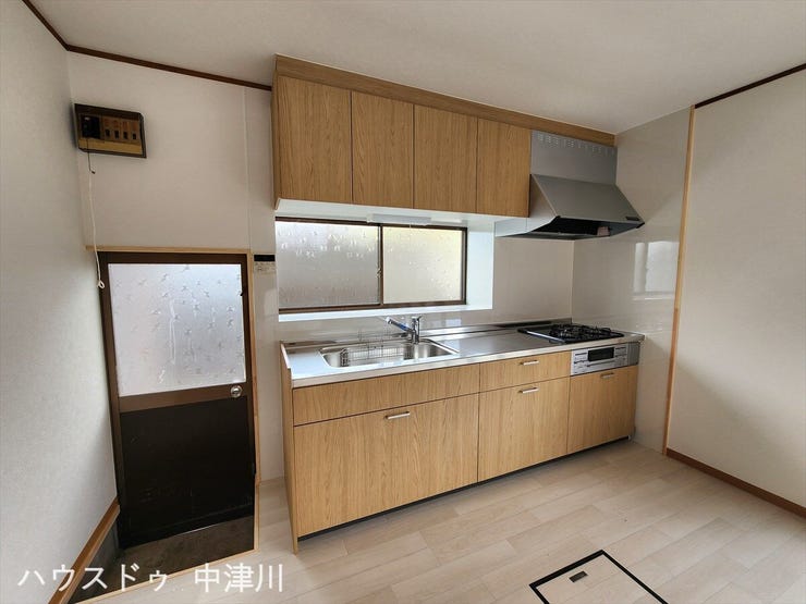 キッチンは新品交換済み!コンロは3口です!